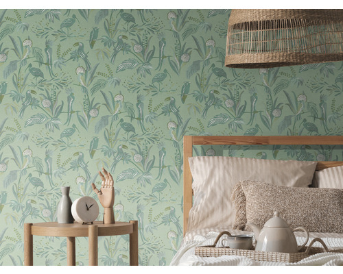 Slaapkamer met groen junglebehang met vogelpatroon