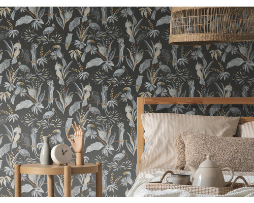 Slaapkamer met behang met print, bed en nachtkastje