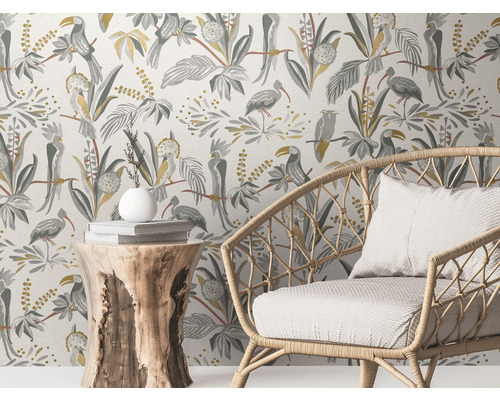 Scene met een rotan stoelset voor een behang met vogelmotieven