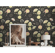 Kamerweergave met patroonbehang, foto, lamp en decoratieve objecten op een dressoir