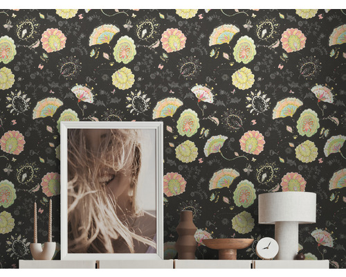 Kamerweergave met patroonbehang, foto, lamp en decoratieve objecten op een dressoir