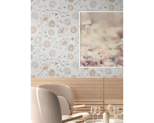 Woonkamer met patroonbehang, een wanddecoratie, houten lambrisering en gestoffeerde stoelen