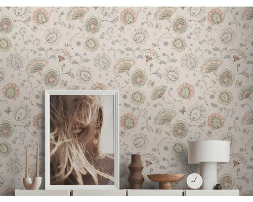 Scène met een behang met motief, een foto en decoratieve objecten op een dressoir