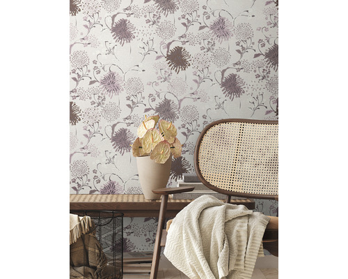 Inrichtingsvoorbeeld met bloemenbehang, stoel, bank en potplant voor een stijlvolle sfeer.