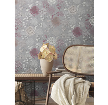 Decoratief interieur met bloemenbehang, houten elementen en textiel