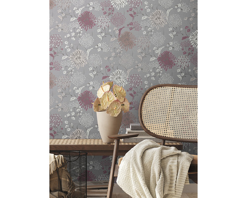 Decoratief interieur met bloemenbehang, houten elementen en textiel