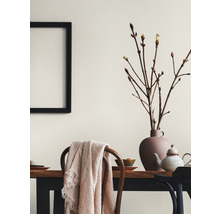 Decoratief interieur met tafel, stoelen, vaas, takken en fotolijst