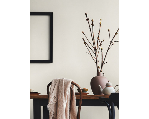 Decoratief interieur met tafel, stoelen, vaas, takken en fotolijst