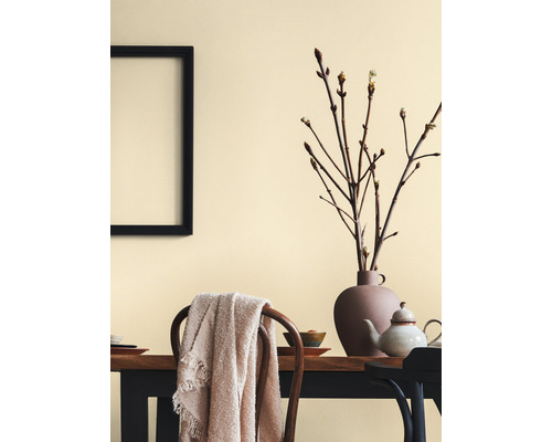 Eetkamer met tafel, stoelen, decoratie en lijst aan de muur