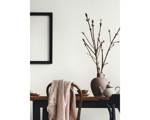 Eetkamerscène met tafel, stoelen, decoraties en leeg frame