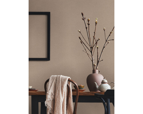 Decoratieve eetkamer met houten tafel, servies, bloemenvaas en fotolijst