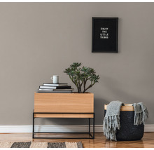 Decoratief interieur met planten, stapel boeken, houten kast en mand