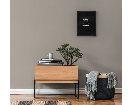 Decoratief interieur met planten, stapel boeken, houten kast en mand