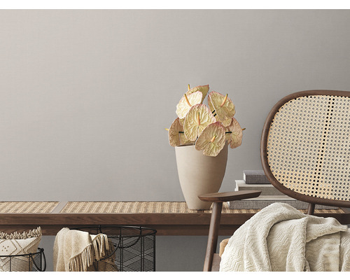 Decoratief interieur met bank, rotan stoel en anthuriums in vaas