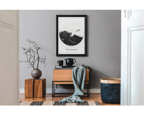 Decoratieve woonkamer met houten meubels, textiel en een muurschildering