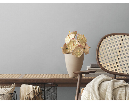 Decoratief interieur met bank, bloemen en mand