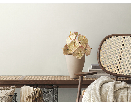 Decoratief interieur met bank, stoel en anthuriums in een vaas