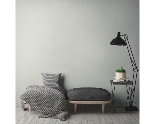 Woonkamer met zitbank, kussen, deken, vloerlamp en bijzettafel