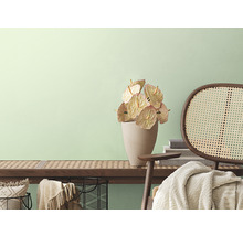 Decoratieve kamer met houten bank, anthuriums, rotan stoel en woonaccessoires