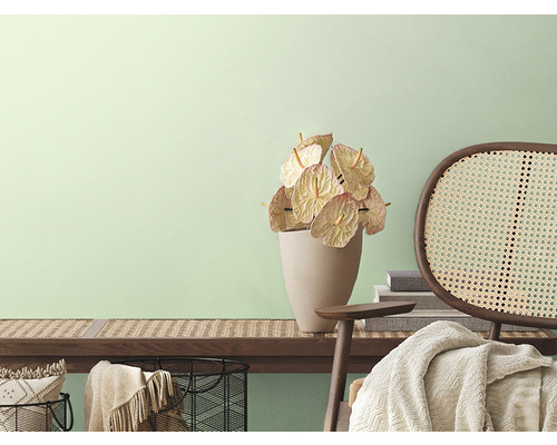 Decoratieve kamer met houten bank, anthuriums, rotan stoel en woonaccessoires