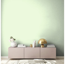 Lichte woonkamer met roze dressoir, lamp en decoratie