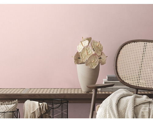 Lichte, vriendelijke kamerscène met bank, stoel en decoratie voor een muur