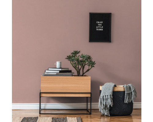 Decoratief interieur met houten kast, plant, mand en wandbord