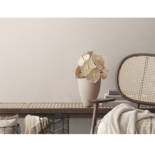 Decoratieve zithoek met bank, stoel, vaas en anthuriums