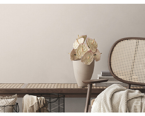 Decoratieve zithoek met bank, stoel, vaas en anthuriums