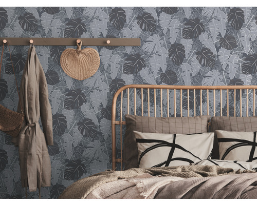 Slaapkamer met junglebehang, bed en kapstok