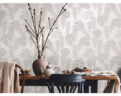 Interieurscène met een wandbehang met bladerpatroon en een eettafel met decoraties