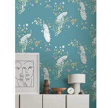 Woonkamer met behang met print, een dressoir, een lamp en een foto