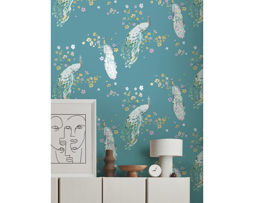 Woonkamer met behang met print, een dressoir, een lamp en een foto