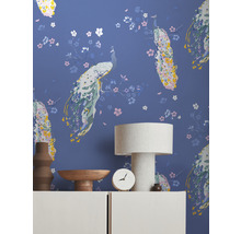 Decoratief interieur met behang met pauwenmotief, tafellamp en woonaccessoires op een dressoir