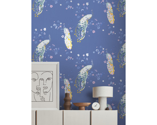 Behang met pauwenmotief in een woonkamer