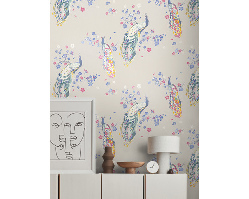 Behang met pauwenmotief op beige muur boven dressoir met decoratie