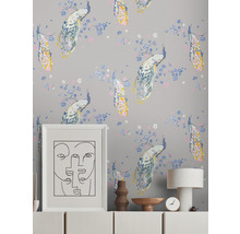 Behang met pauwen en bloemmotieven op een muur