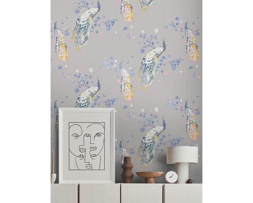 Behang met pauwen en bloemmotieven op een muur