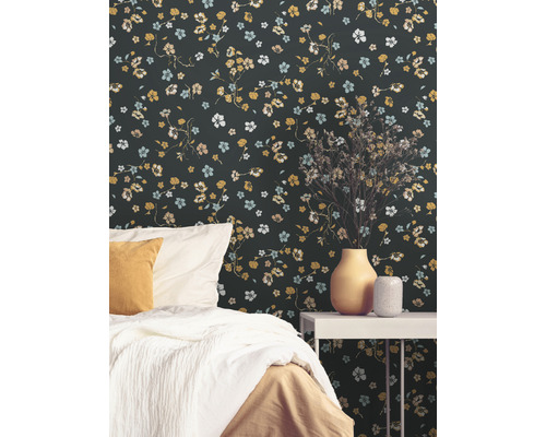 Slaapkamer met bloemenbehang, bed en bijzettafel