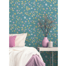 Slaapkamer met bloemenbehang, bed en nachtkastje