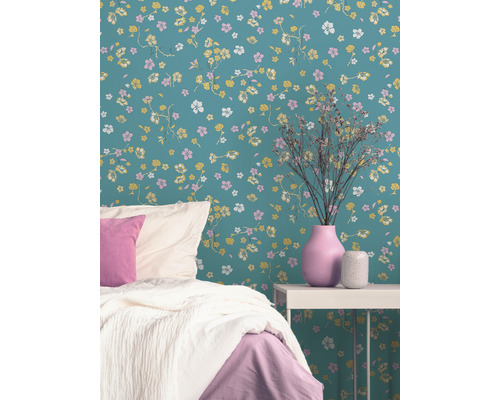 Slaapkamer met bloemenbehang, bed en nachtkastje