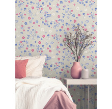 Slaapkamer met bloemenbehang, bed en bijzettafel