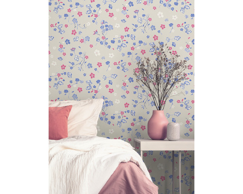 Slaapkamer met bloemenbehang, bed en bijzettafel