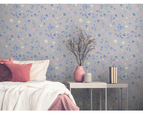 Slaapkamer met bloemenbehang, bed en nachtkastje