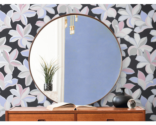 Ronde spiegel boven ladekast tegen bloemenbehang