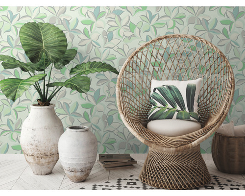 Scène met kamerplant in vaas, rotan stoel en behang met patroon