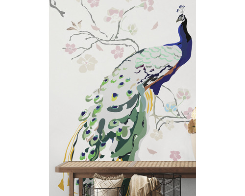 Wanddecoratie met pauwenmotief en bloeiende takken.