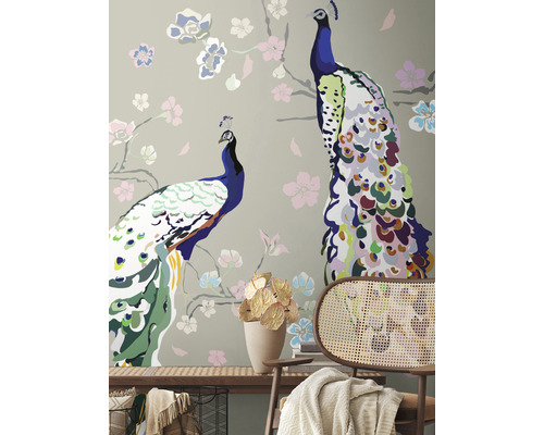 Behang met pauwenmotief en bloemmotieven in een woonkamer.
