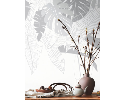 Decoratief interieur met behang met bladmotief, theepot en houten tafel
