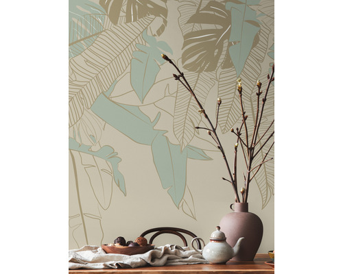 Scene met behang met bladerenmotief, tafel en decoraties